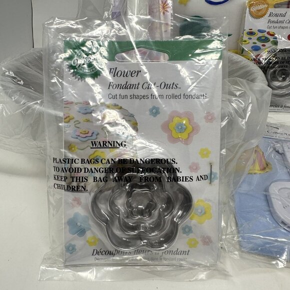 Wilton Fondant Cake Decorating Set 17 Pc Flower Star Round Shape Cutters - Picture 6 of 13